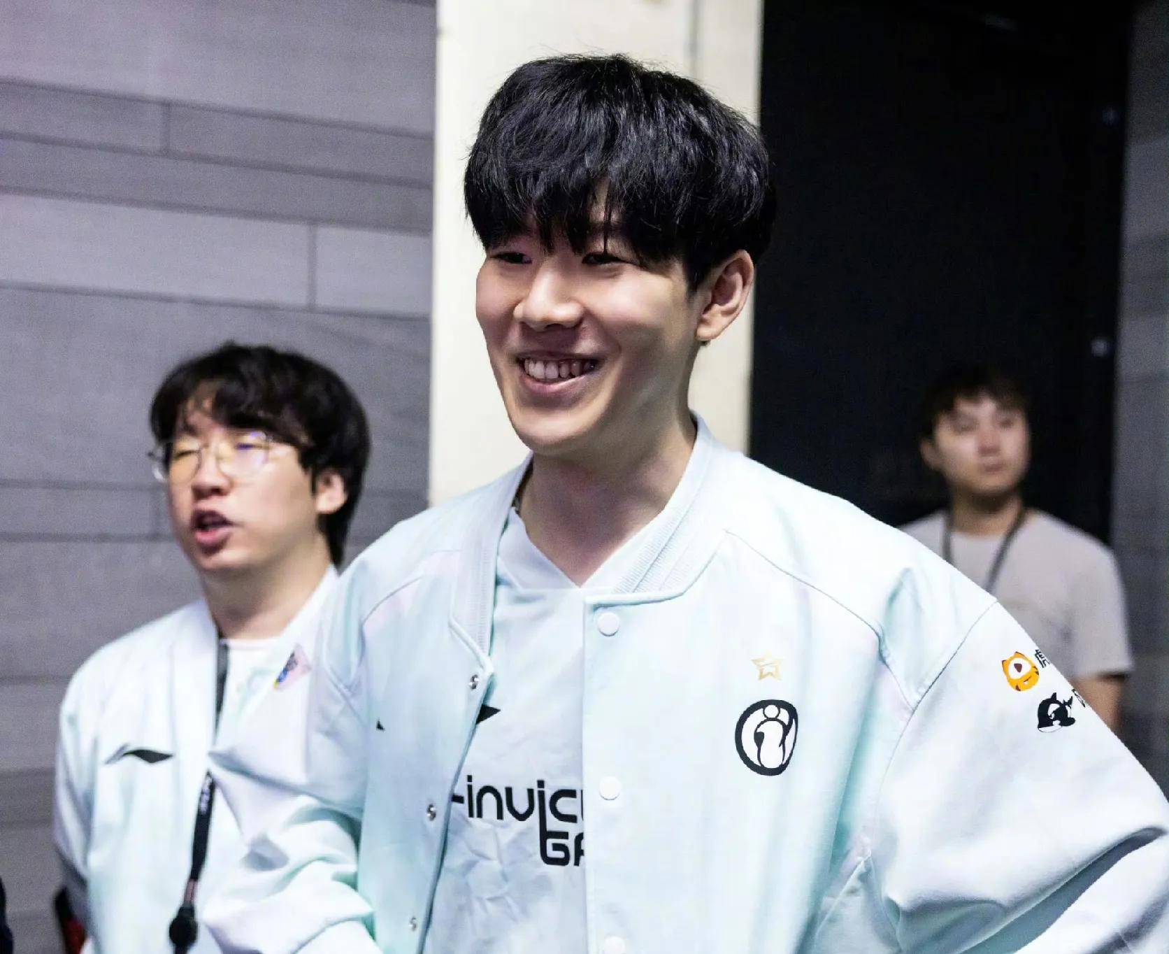 阵容还是替 阵容还是替